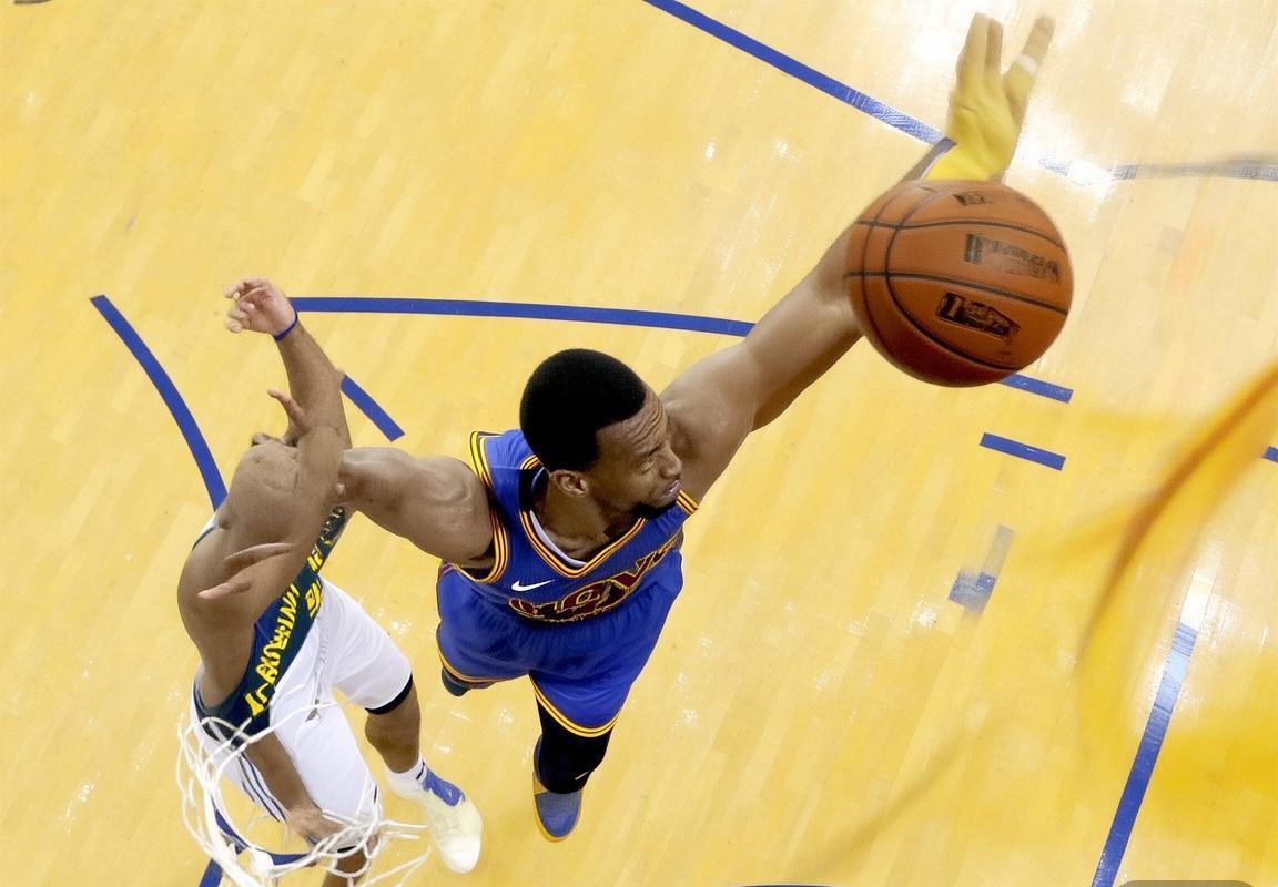 2017年NBA总决赛：勒布朗·詹姆斯与斯蒂芬·库里巅峰对决回顾